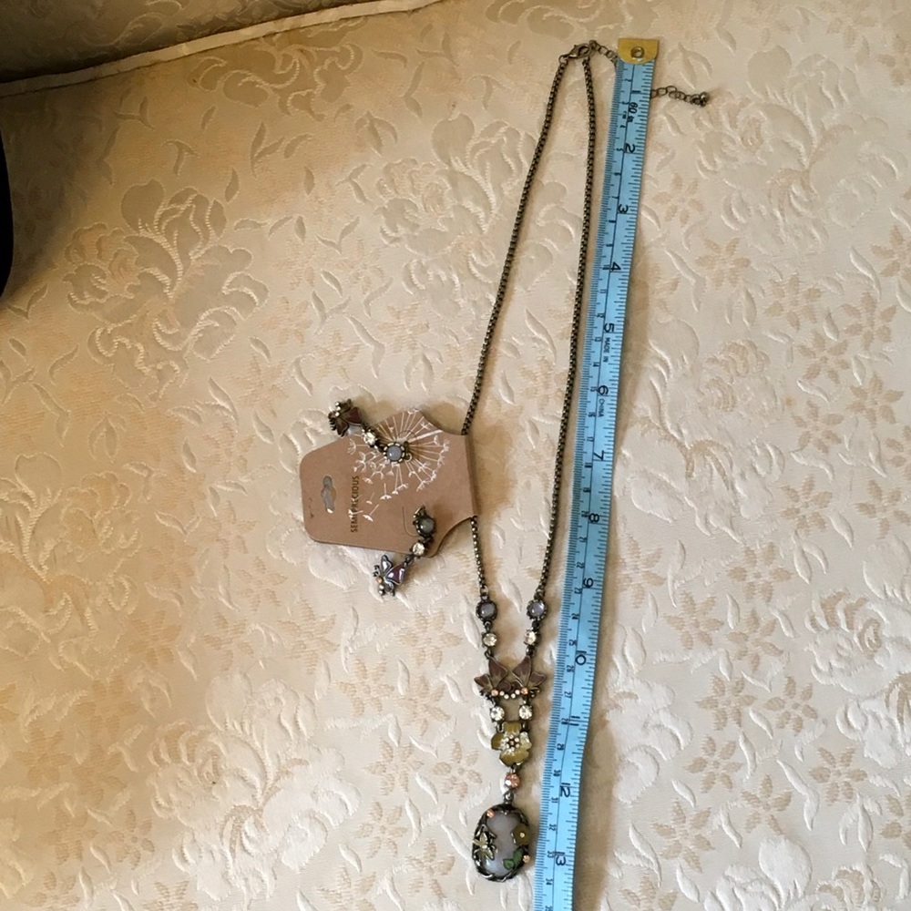 NWT Victorian Antique style necklace and earrings set. - Picture 4 of 7